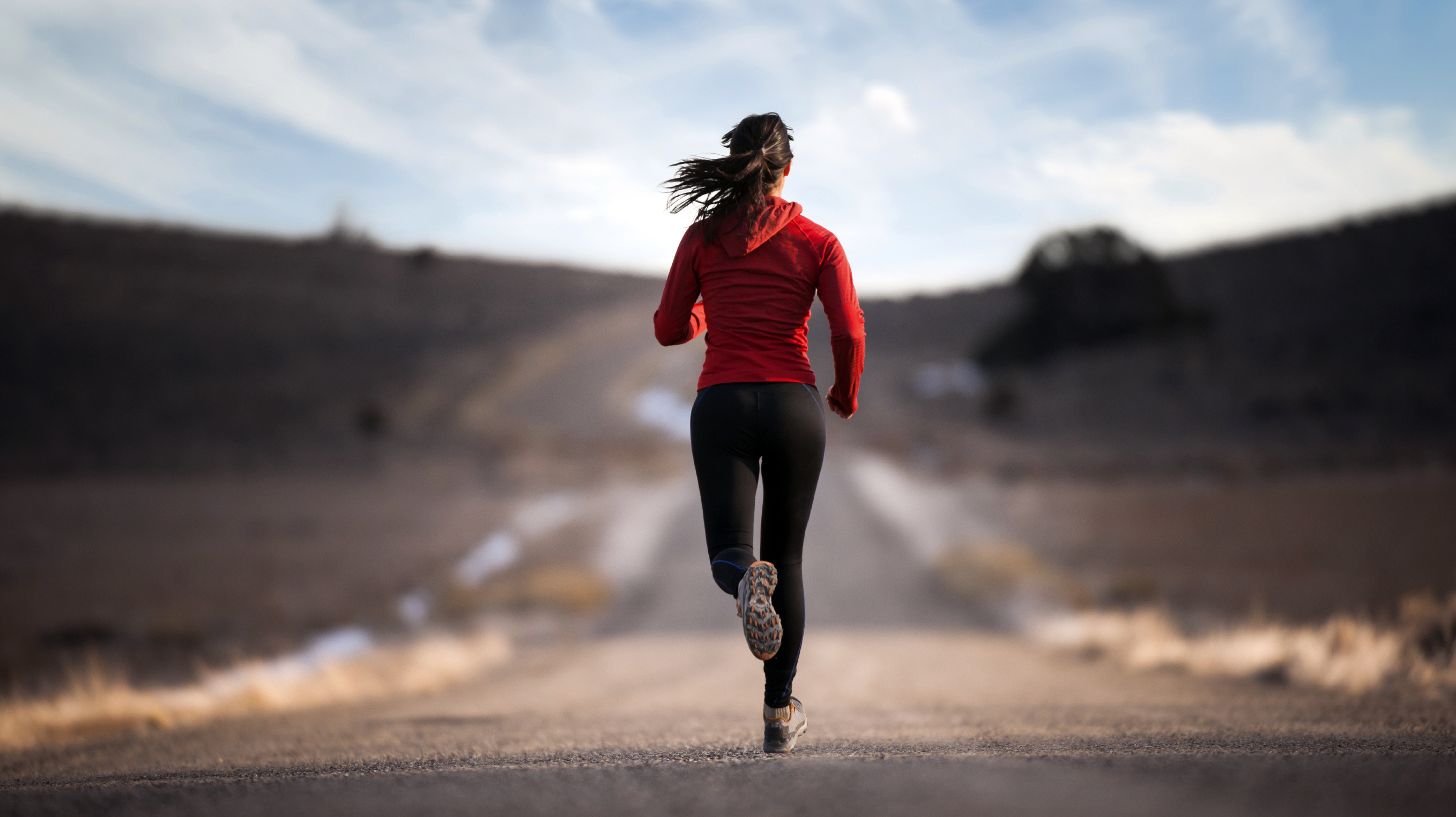 18 летняя спортсменка после пробежки расслабляет себя вводя в киску фаллос