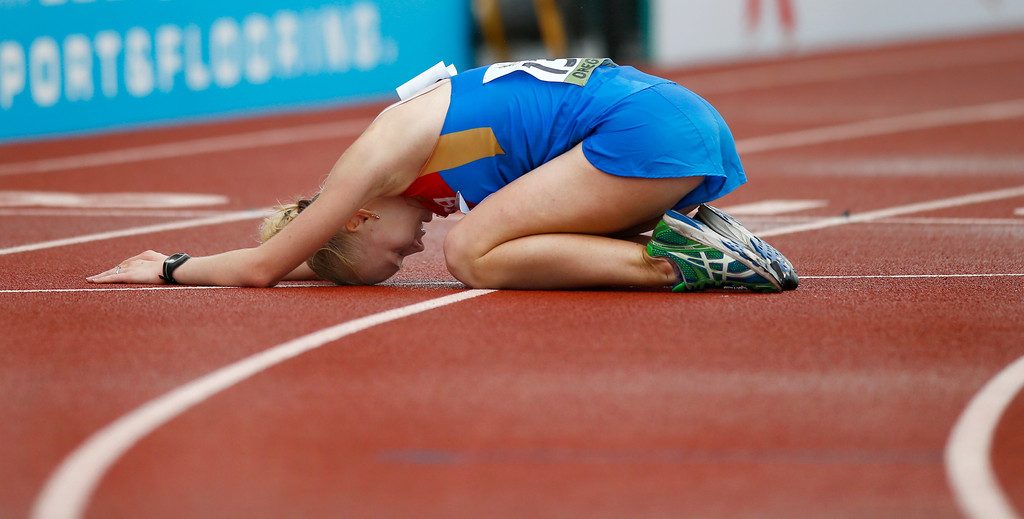 Спортсменка испытала эмоциональное напряжение и лежит на беговой дорожке