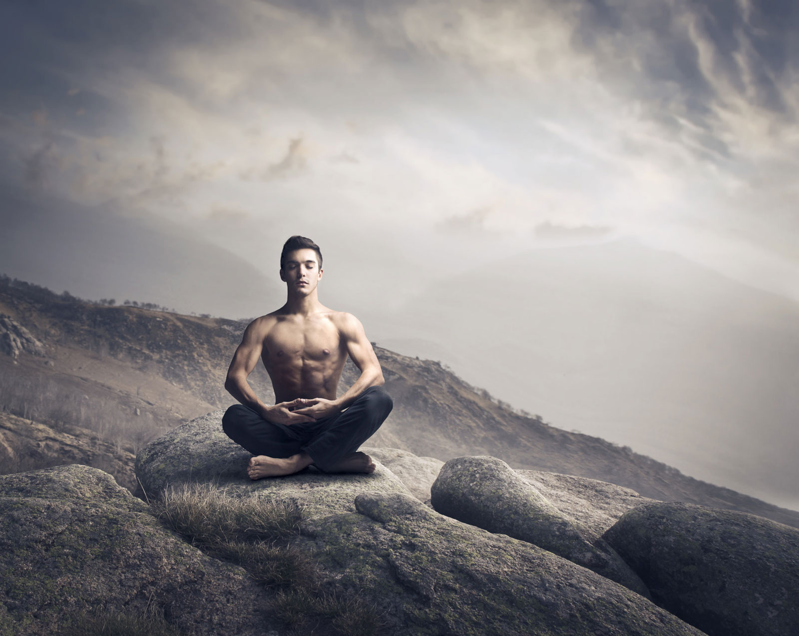 Сила спокойный. Медитация мужчина. Спокойный мужчина. Сильный духом человек. Медитация в горах.