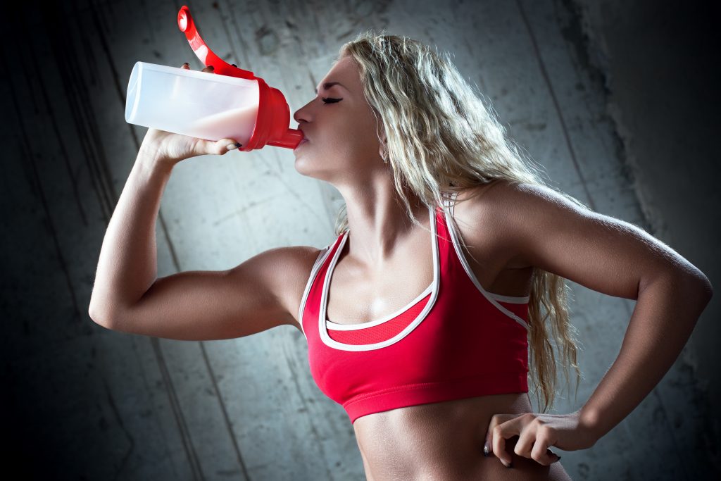 чтобы правильно питаться после тренировок необходимо пить много жидкости 